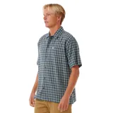 Camisa de manga corta a cuadros en tonos azul y verde, con botones frontales y diseño relajado.