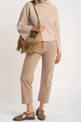 Sweater de punto acanalado color marrón, con cuello alto tipo polera y mangas largas de corte ancho. Posee un diseño oversize confeccionado en mezcla de lana.