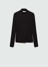 Camiseta negra de cuello alto y manga larga, de corte ajustado.
