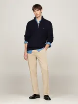 Pantalón chino color beige de Tommy Hilfiger, modelo Denton, con pierna recta y confeccionado en satén de algodón elástico.