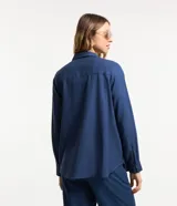 Camisa color ladrillo confeccionada en viscolino, de corte alargado, con cuello clásico, mangas largas, bolsillo delantero y cierre frontal con botones.