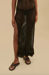 Vestido largo de crochet calado color blanco, sin mangas y con cuello redondo. Ideal para usar sobre traje de baño.