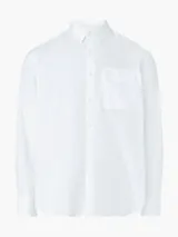 Camisa blanca de poplin con corte relaxed, mangas largas, cierre frontal con botones y bolsillo con solapa.