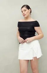 Short pollera blanco de algodón con cruce delantero y lazo ajustable.