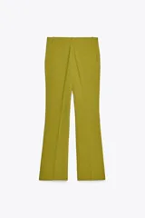 Pantalón de vestir color verde oliva, de tiro medio, corte flare y bolsillos laterales.