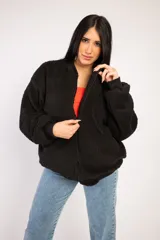 Campera bomber negra de tela tipo peluche con cierre frontal y logo bordado en el pecho.