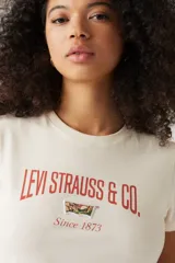 Remera blanca con logo de Levi Strauss & Co. impreso en el frente y corte clásico.