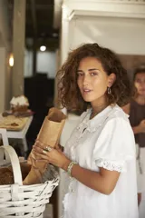 Aros colgantes de bronce con forma irregular.