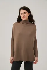 Polera marrón de acrílico, holgada y de manga larga.