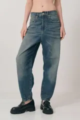 Pantalón tipo slouchy de denim, diseñado con corte holgado y cintura alta.