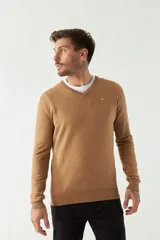 Sweater negro de manga larga con escote en V y logo bordado.