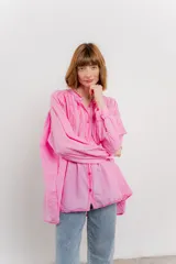 Camisa oversize de algodón color verde lima, con cuello mao con volados y pliegues verticales en el frente.