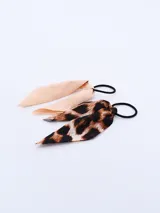 Set de dos coleros para el pelo, uno color beige liso y otro con estampado animal print.