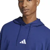 Buzo hoodie Adidas M 3S FT HD azul con capucha, bolsillo tipo canguro y logo de la marca bordado en el pecho. Presenta las tres tiras características de la marca en color blanco sobre las mangas.