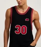 Musculosa negra de punto con cuello redondo y bies contrastante en rojo. Estampado frontal con el número 30 y logo de la marca.