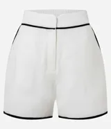Short blanco de viscolino con cintura elástica y ribetes (bies) contrastantes negros en el borde.