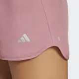 Shorts deportivos Adidas Run It de tiro alto, color rosa palo, con calzóncillo interno de malla y detalles reflectantes.