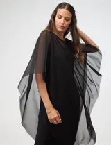 Vestido negro con diseño fluido y capa de malla ligera, ideal para ocasiones especiales.