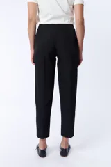 Pantalón de vestir negro de corte recto, con bolsillos laterales y traseros.