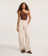 Pantalón wide leg de cintura alta con rayas verticales, bolsillos y cinturón fino de tela.