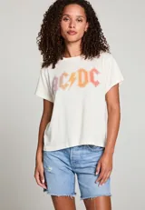 Remera blanca de algodón con estampa del logo de la banda de rock ACDC en tonos degradados.