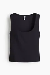 Musculosa corta de microfibra suave, color negro, de ajuste entallado con escote cuadrado pronunciado y bajo recto.