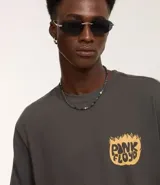 Remera gris de algodón con cuello redondo y manga corta. Estampado en el pecho con el logo de la banda Pink Floyd.