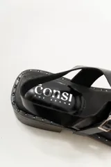 Sandalias con diseño minimalista, tiras rectas y mini taco de 1.5 cm, ideales para uso diario.