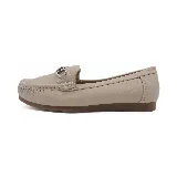 Mocasín de cuero color beige con detalle de hebilla metálica plateada.
