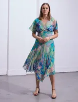 Vestido de gasa estampada marca Rabbit Designs, con escote delantero y de espalda en V, corte en la cintura y ruedo asimétrico. Tiene forro interno a tono.