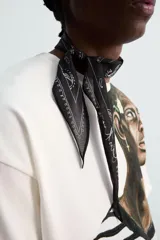 Pañuelo bandana triangular negro con estampado de cachemir en blanco.