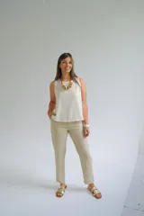 Pantalón color beige de corte recto y largo a la altura del tobillo.