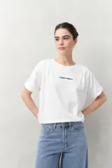 Remera color beige de manga corta con bordado frontal con la frase “L’amour toujours”.