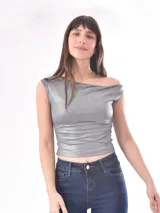 Musculosa plateada con escote asimétrico que deja un hombro al descubierto.