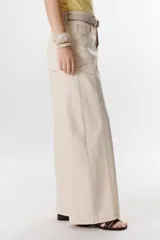 Jean de mujer, color azul oscuro, tiro alto, corte ancho y holgado (wide leg). Se caracteriza por pespuntes en zigzag visibles en los laterales y bolsillos.