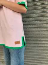 Remerón tejido en hilo color rosa con terminaciones en verde.