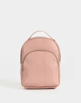 Mochila pequeña de cuerina color rosa, con bolsillo frontal acolchado, correas regulables y manija superior.