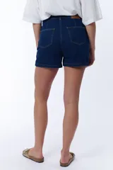 Short de jean azul oscuro, de tiro alto y corte clásico.