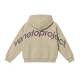 Hoodie color beige de corte oversize con capucha y texto estampado en la espalda en color morado que dice "venefoproject".