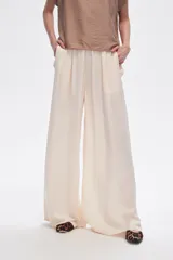 Pantalón color crema de rayon, corte ancho y tiro alto.