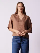 Blusa color beige de lyocell, con escote en V y detalle central en el frente.