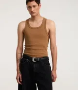 Musculosa negra de algodón acanalado, sin estampa y cuello redondo.