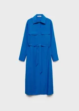 Vestido camisero midi color azul eléctrico, con cuello camisero, manga larga con puños abotonados, dos bolsillos de parche en el pecho, lazo ajustable en la cintura, cierre frontal con botones y aberturas laterales en el bajo.