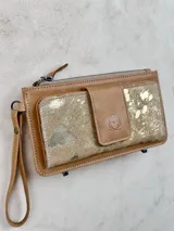 Billetera mediana de cuero color marrón con apliques dorados y cierre superior. Tiene correa de muñeca y bolsillo frontal con cierre de broche con logo de búho.