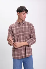 Camisa marrón a cuadros con corte clásico, cuello abotonado y mangas largas.