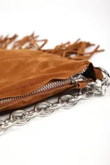Cartera negra de ante con flecos y cadena metálica en el strap.