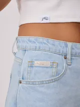 Short de jean negro con roturas y terminaciones desflecadas.