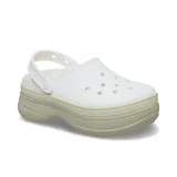Zueco Crocs Classic Stacked color blanco con plataforma beige. Diseño con orificios Jibbitz™ en el empeine y la tira trasera.