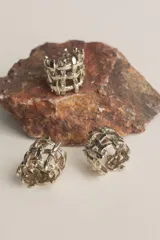 Anillo de plata 925 con diseño de tejido abierto.