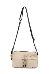 Bandolera color beige con correa negra ajustable, cierre superior y dos bolsillos frontales con cierre.